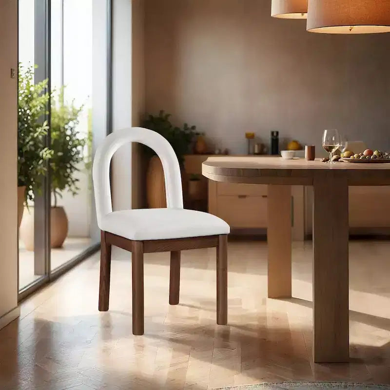 Meridian Furniture, Chaise de salle à manger en velours Conrad
