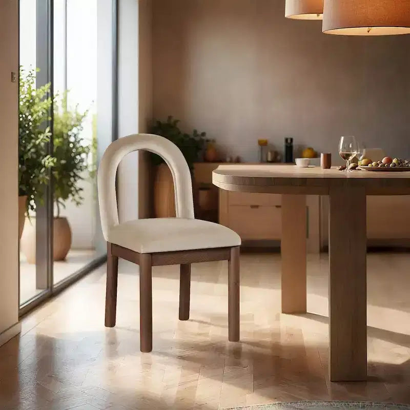 Meridian Furniture, Chaise de salle à manger en velours Conrad