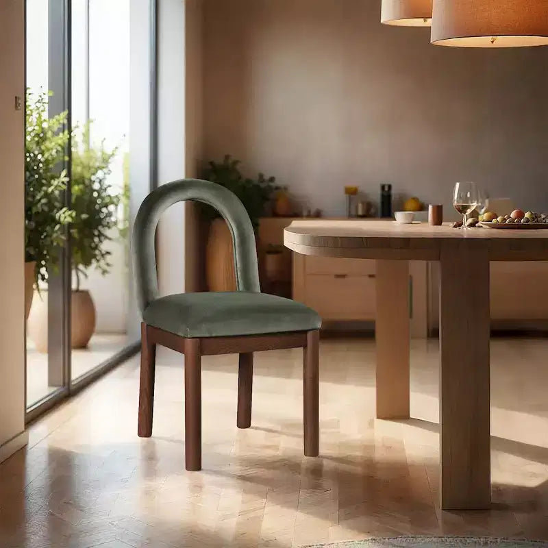 Meridian Furniture, Chaise de salle à manger en velours Conrad