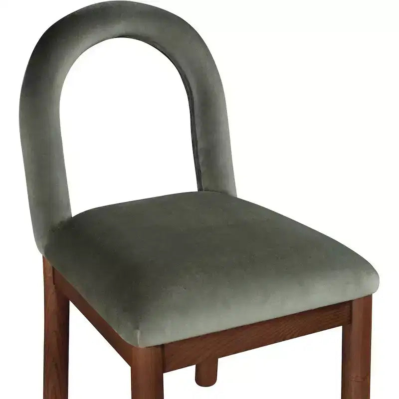 Meridian Furniture, Chaise de salle à manger en velours Conrad