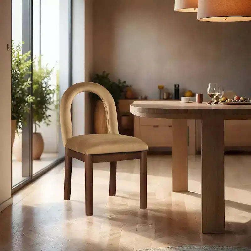 Meridian Furniture, Chaise de salle à manger en velours Conrad