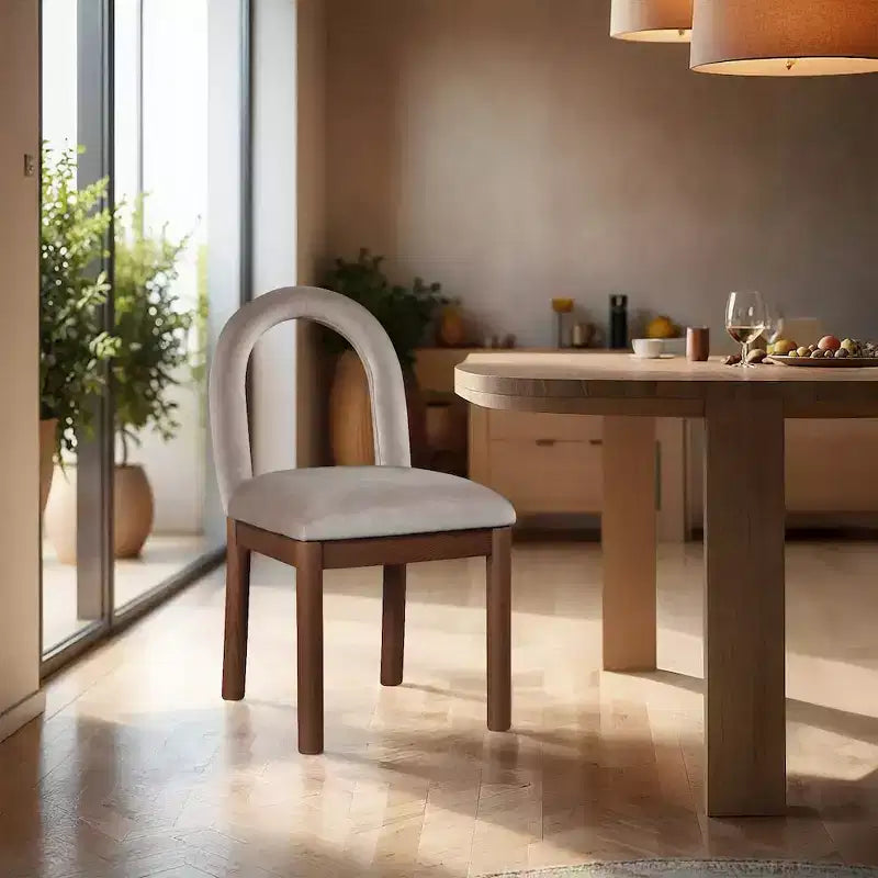Meridian Furniture, Chaise de salle à manger en velours Conrad