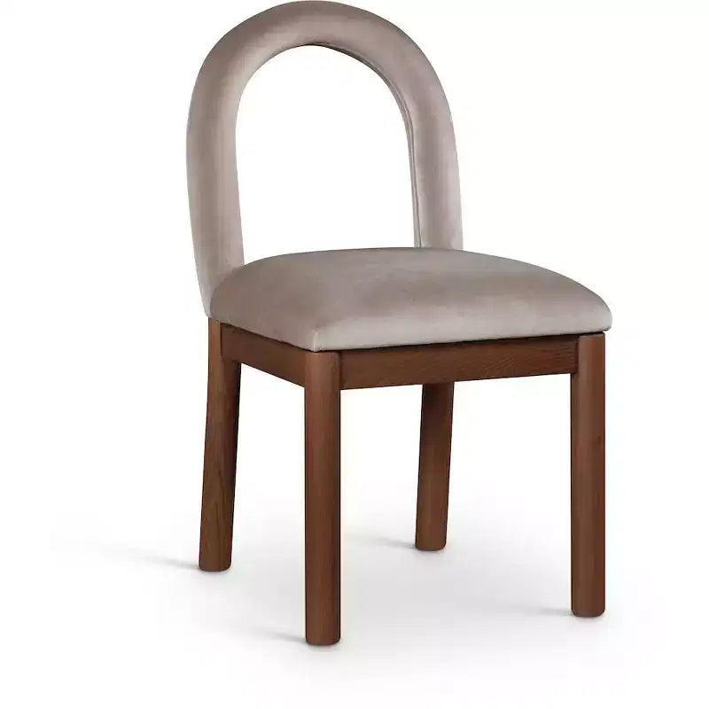 Meridian Furniture, Chaise de salle à manger en velours Conrad