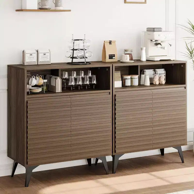 Mobile buffet credenza scanalato da 42" con ripiani aperti, ante e gambe in metallo nero