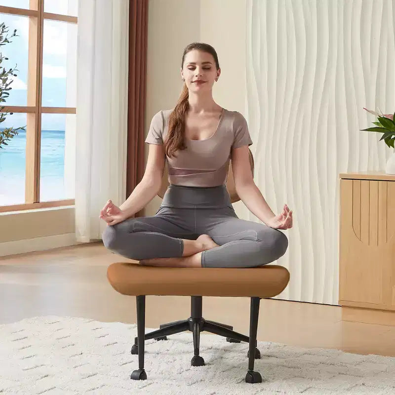 Sedia ergonomica incrociata in pelle PU, con base girevole, ruote e struttura in legno curvato – Supporto lombare per ufficio, yoga e meditazione