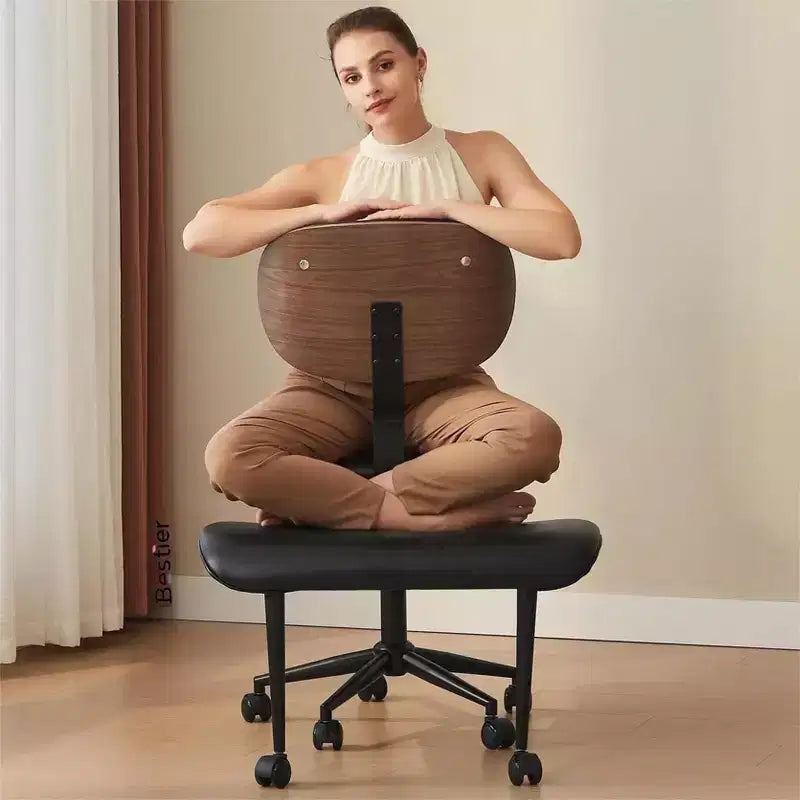 Sedia ergonomica incrociata in pelle PU, con base girevole, ruote e struttura in legno curvato – Supporto lombare per ufficio, yoga e meditazione