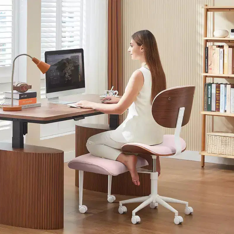 Sedia ergonomica incrociata in pelle PU, con base girevole, ruote e struttura in legno curvato – Supporto lombare per ufficio, yoga e meditazione