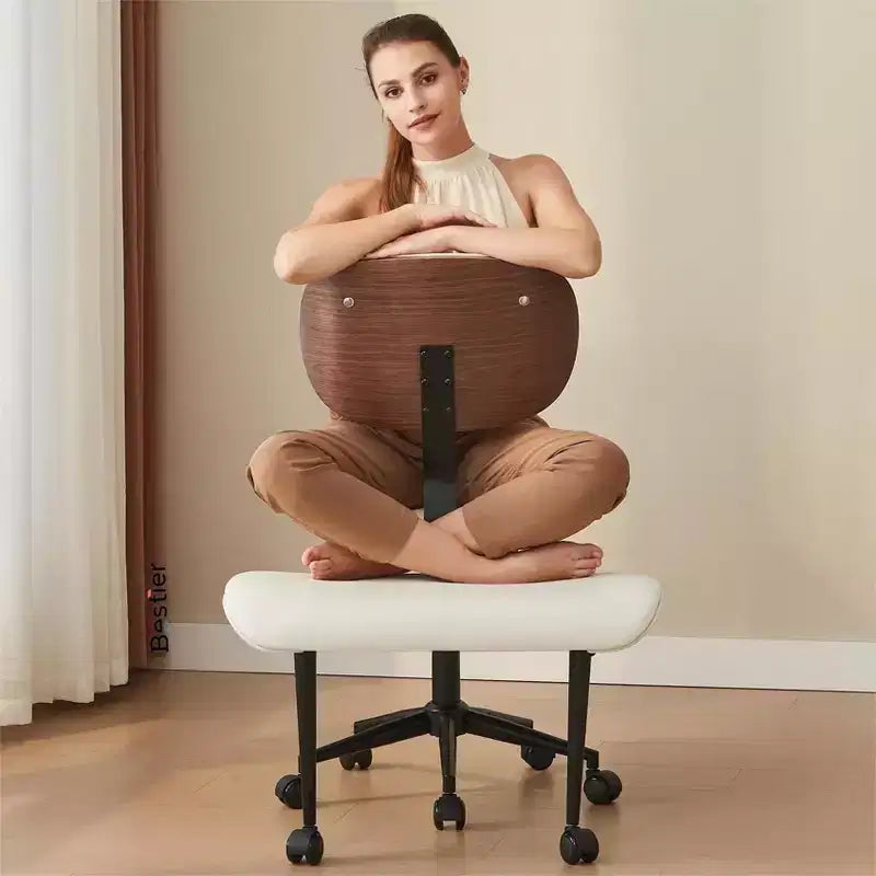Sedia ergonomica incrociata in pelle PU, con base girevole, ruote e struttura in legno curvato – Supporto lombare per ufficio, yoga e meditazione