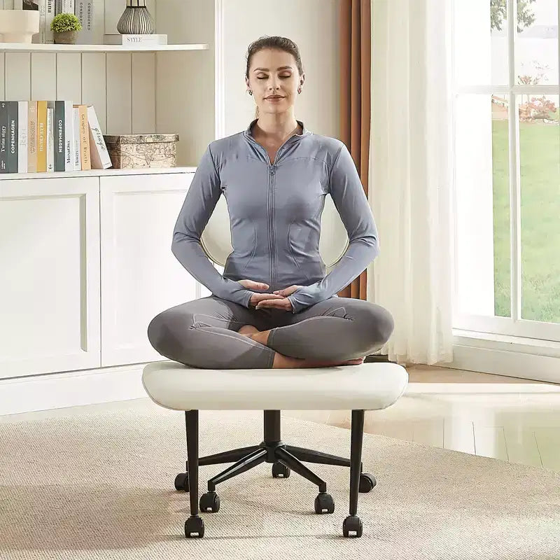 Sedia ergonomica incrociata in pelle PU, con base girevole, ruote e struttura in legno curvato – Supporto lombare per ufficio, yoga e meditazione