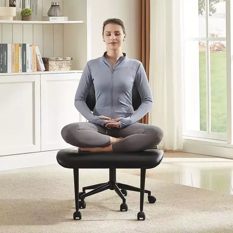 Sedia ergonomica incrociata in pelle PU, con base girevole, ruote e struttura in legno curvato – Supporto lombare per ufficio, yoga e meditazione