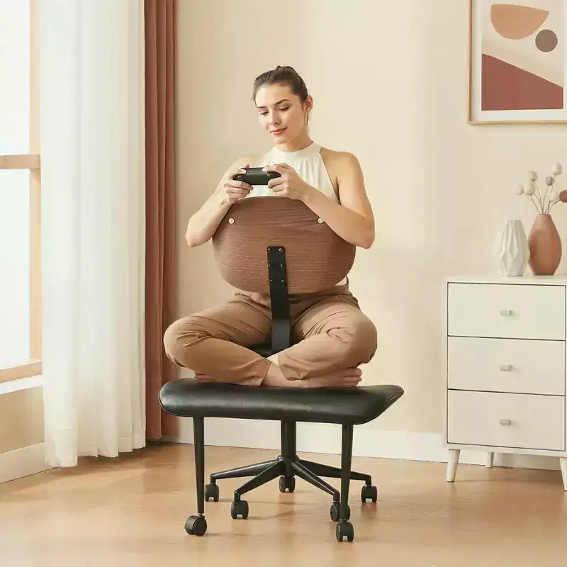 Sedia ergonomica incrociata in pelle PU, con base girevole, ruote e struttura in legno curvato – Supporto lombare per ufficio, yoga e meditazione