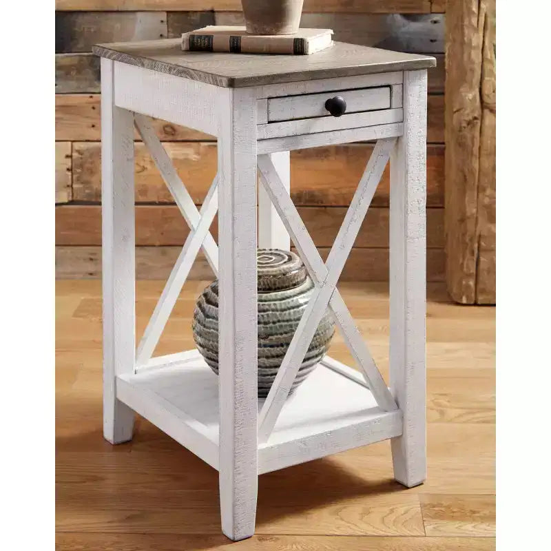 Table d'appoint Adalane Blanc/Gris : design à croix vintage, ports USB, rangement - Signature Design by Ashley